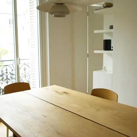 New Design & Large 1 Bdr - Montmartre 18 아파트